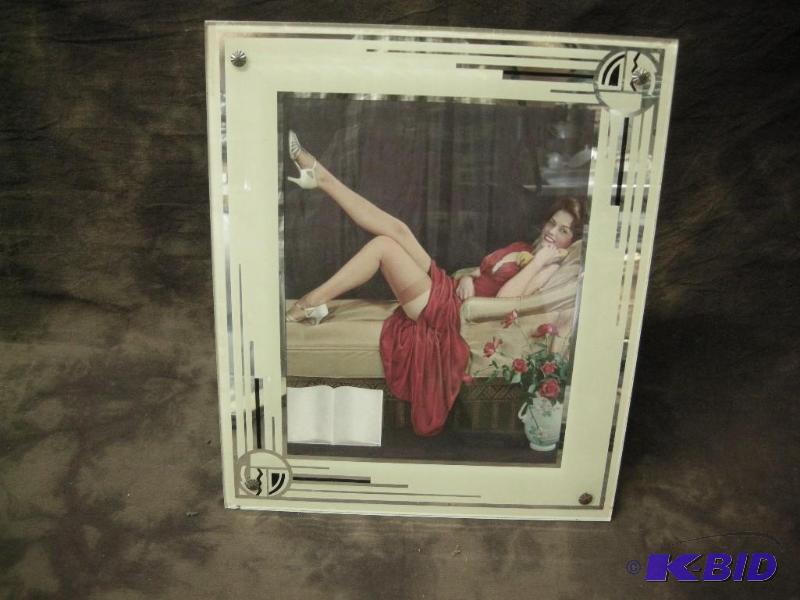 lot 86 image: Art Deco (1920s-1930s) Reverse Painted Glass picture frame