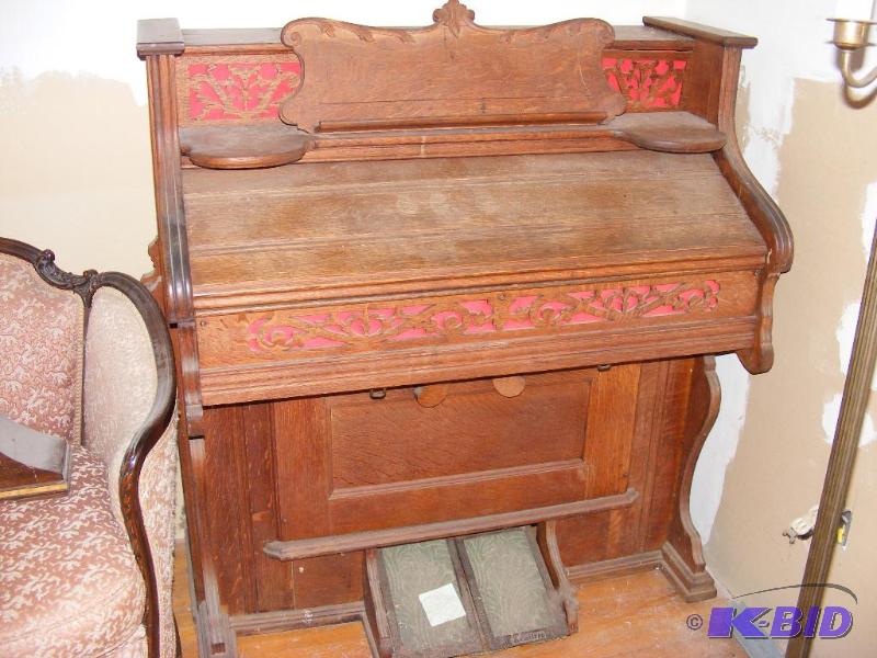 lot 1 image: Antique Hamilton Organ, untested...