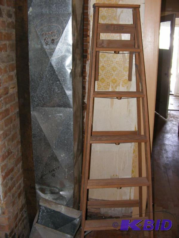 lot 19 image: 6 foot Wooden Ladder...