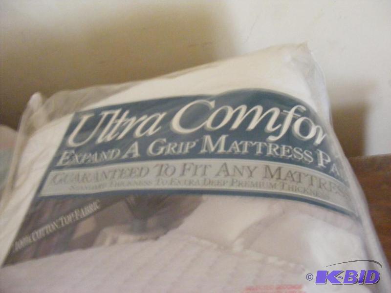lot 212 image: King Size Mattress Pad...