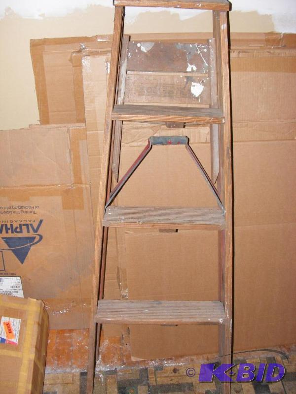 lot 25 image: 4 foot wooden ladder...