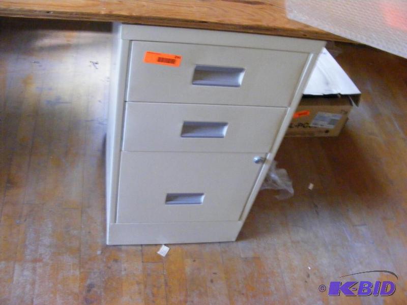 lot 254 image: Three Drawer Filing Cabinet, no key  ...