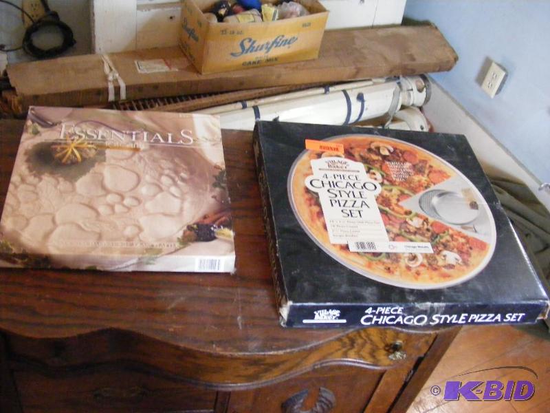 lot 291 image: Chicago Style Pizza Set, 13 glass platter...