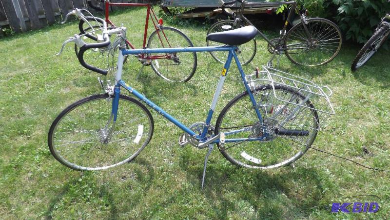 lot 321 image: Schwinn Bike with basket over rear wheel...