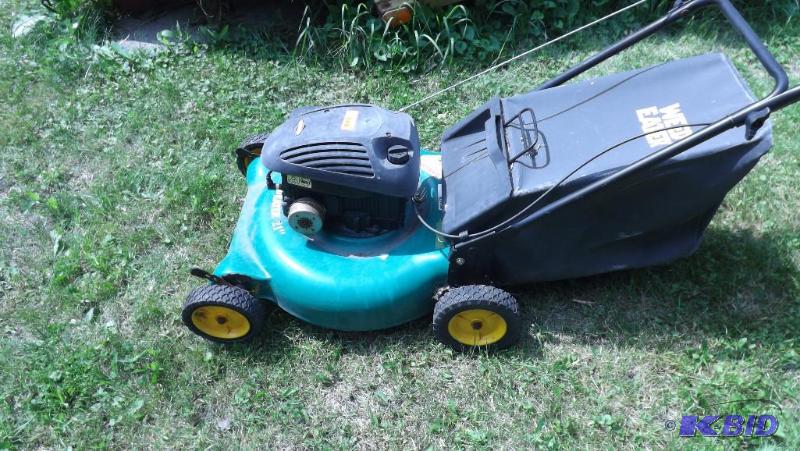 lot 325 image: Weed Eater Lawn Mower with Bagger, Briggs &am...