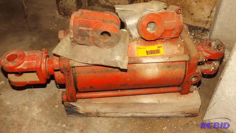 lot 363 image: Hydraulic Ram...