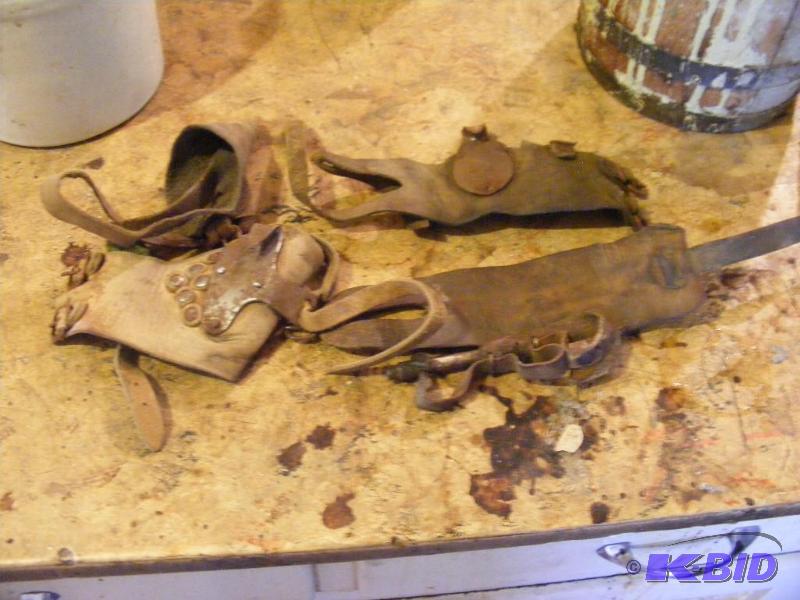 lot 393 image: Leather items
