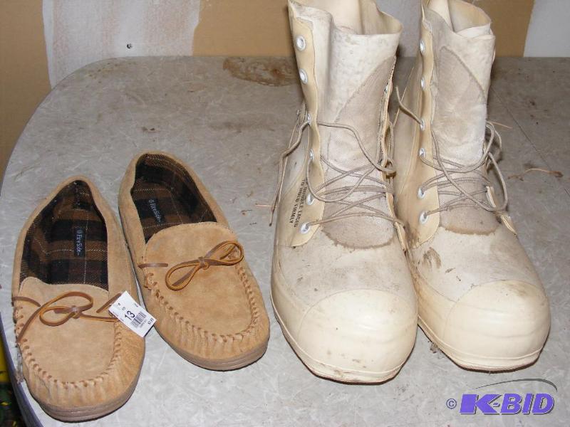 lot 41 image: Pair of size 13 Bunny Boots pair of size 13 s...