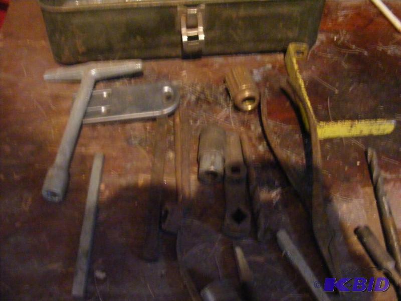 lot 424 image: Tools