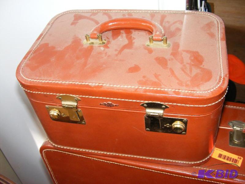 lot 58 image: Stylite Luggage Set and maroon colored desk s...