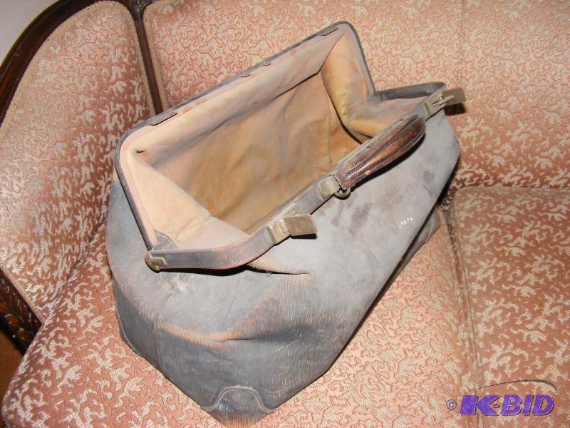 lot 7 image: Old Doctors Bag...