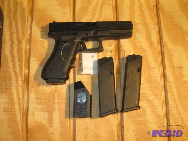 Glock G22 Gen 3, .40 cal with 3 - 15 round ma...