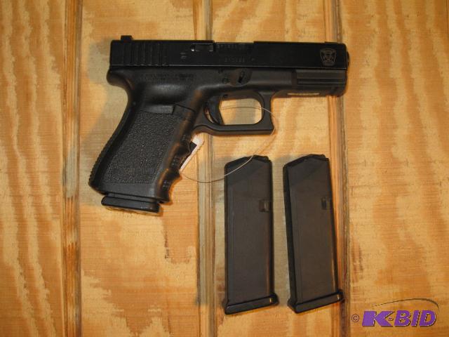Glock G23 Gen 3, .40 cal with 3 - 13 round ma...