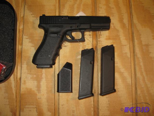 Glock G22 Gen 3, .40 cal with 3 - 15 round ma...