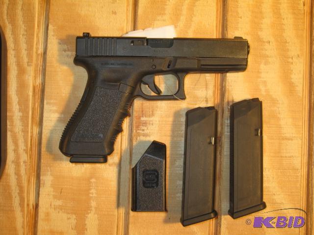 Glock G22 Gen 3, .40 cal with 3 - 15 round ma...