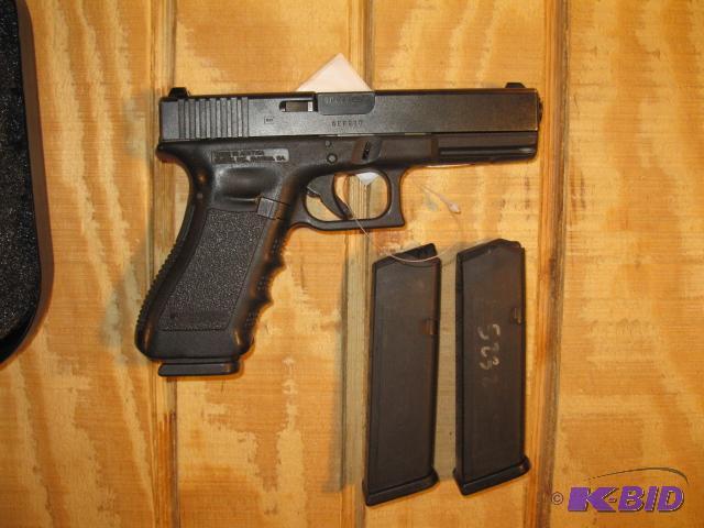 lot 10 image: Glock G22 Gen 3, .40 cal with 3 - 15 round ma...
