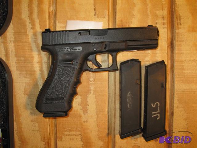 lot 11 image: Glock G22 Gen 3, .40 cal with 3 - 15 round ma...