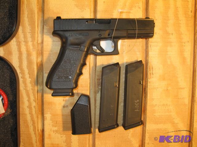lot 12 image: Glock G22 Gen 3, .40 cal with 3 - 15 round ma...