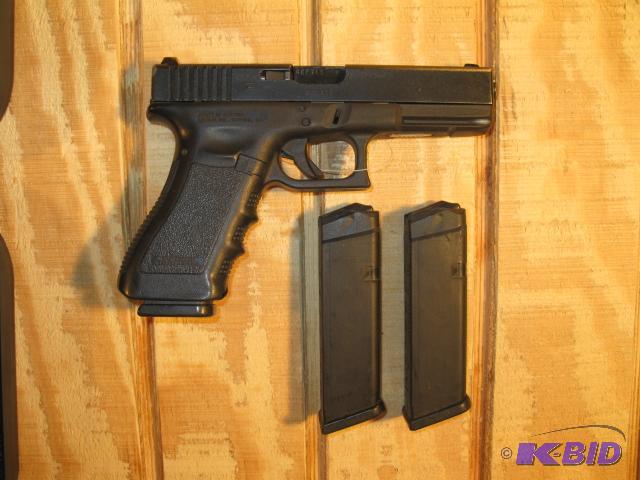 lot 17 image: Glock G22 Gen 3, .40 cal with 3 - 15 round ma...