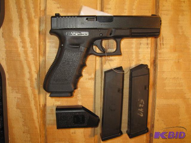 lot 18 image: Glock G22 Gen 3, .40 cal with 3 - 15 round ma...