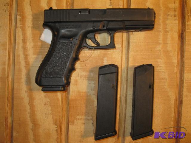lot 23 image: Glock G22 Gen 3, .40 cal with 3 - 15 round ma...