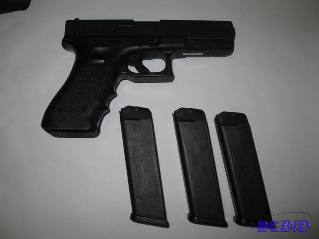 lot 31 image: Glock G22 Gen 3, .40 cal with 3 - 15 round ma...