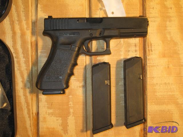 lot 9 image: Glock G22 Gen 3, .40 cal with 3 - 15 round ma...