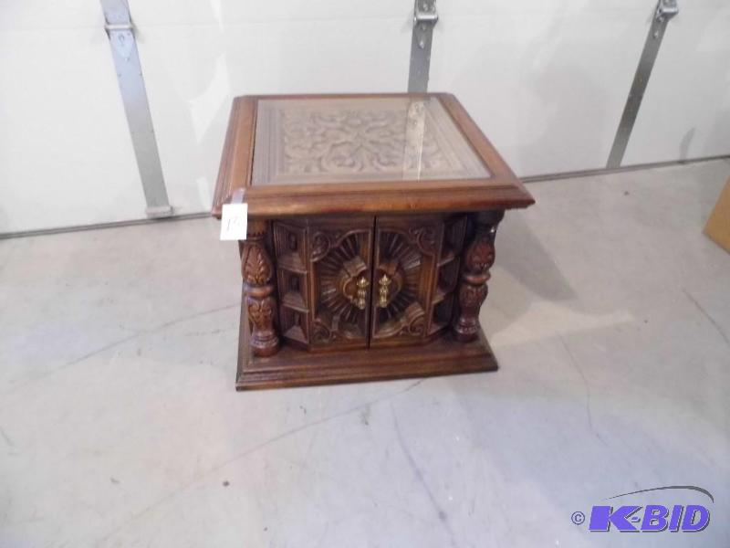 lot 13 image: End Table