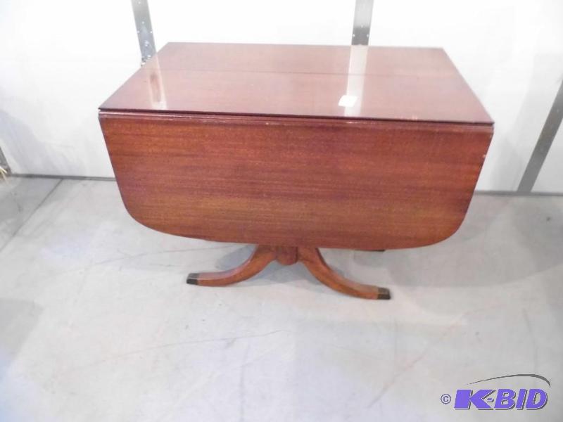 lot 16 image: Duncan Phyfe Table