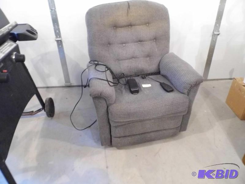 lot 18 image: Lift Chair