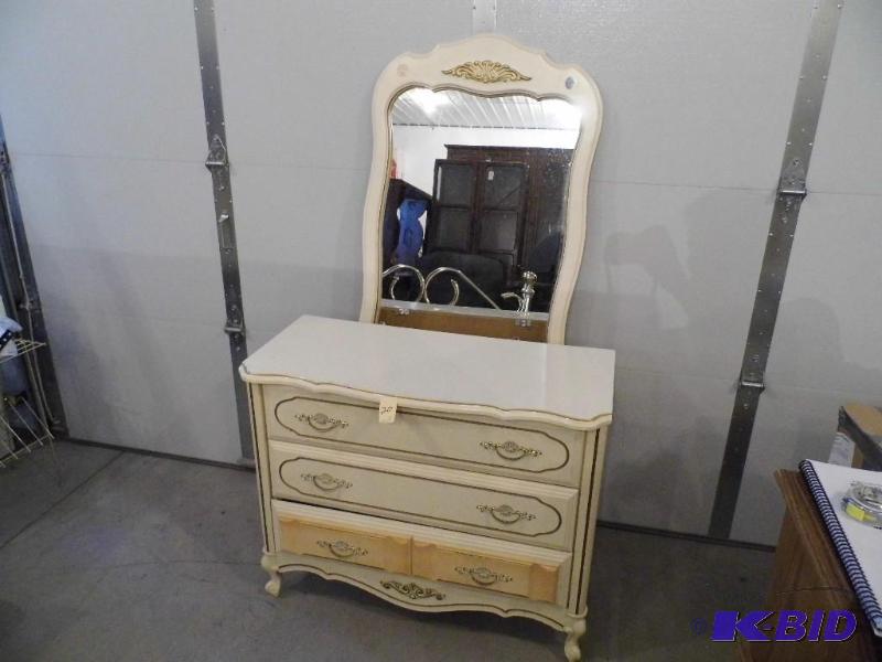 lot 20 image: Dresser with Mirror