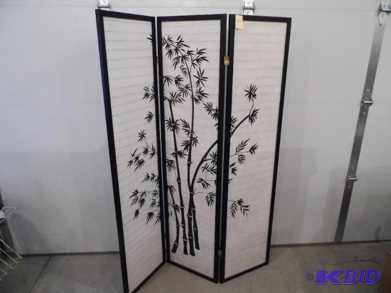 lot 21 image: Trifold Screen