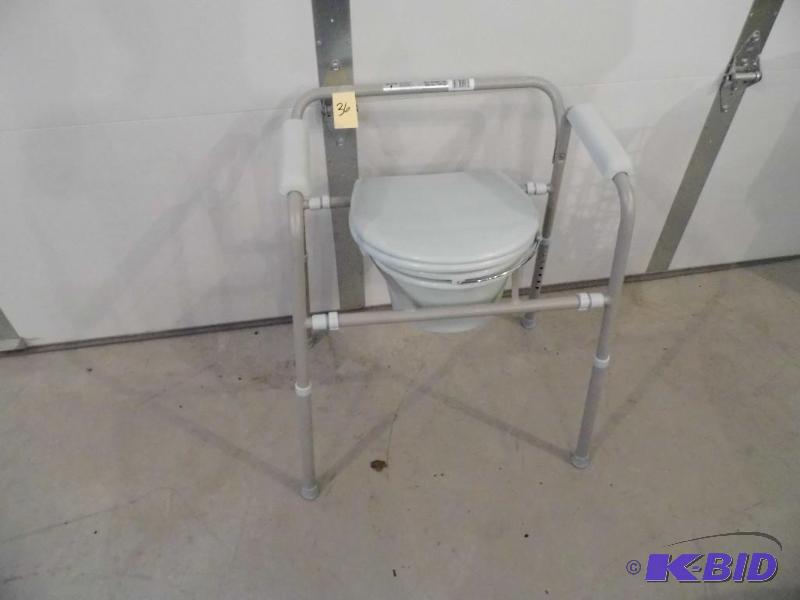 lot 36 image: Commode Chair