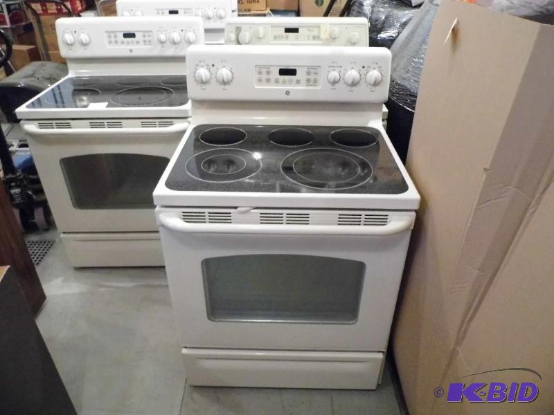 lot 4 image: GE Glass Top Stove