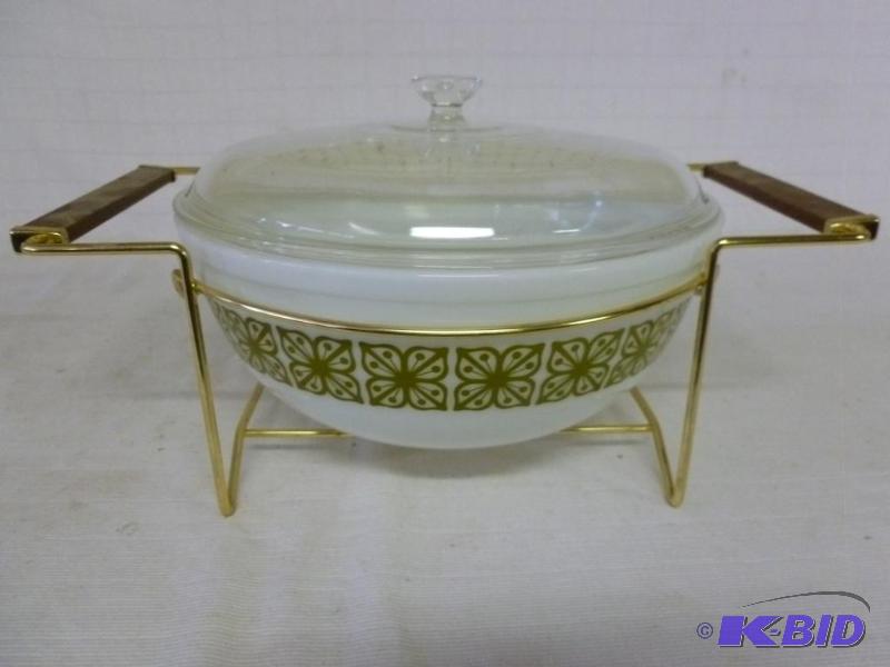 lot 116 image: Large Pyrex 4 quart covered casserole with ha...