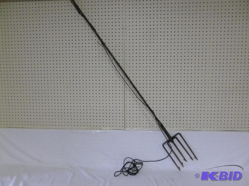 lot 13 image: Heavy duty five tine dark house fishing spear...