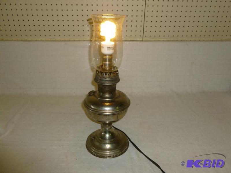 lot 151 image: Antique Aladdin No. 9 lamp that measures 18&q...
