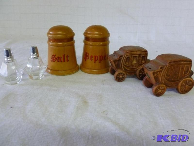 lot 153 image: Lot of three collectible salt and pepper shak...