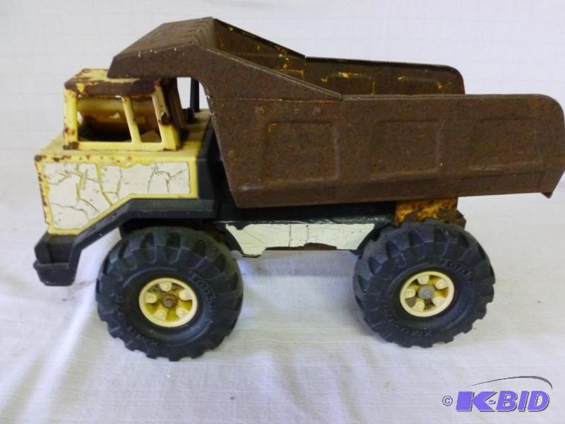 lot 169 image: Large Tonka metal dump truck, measures 16 14...