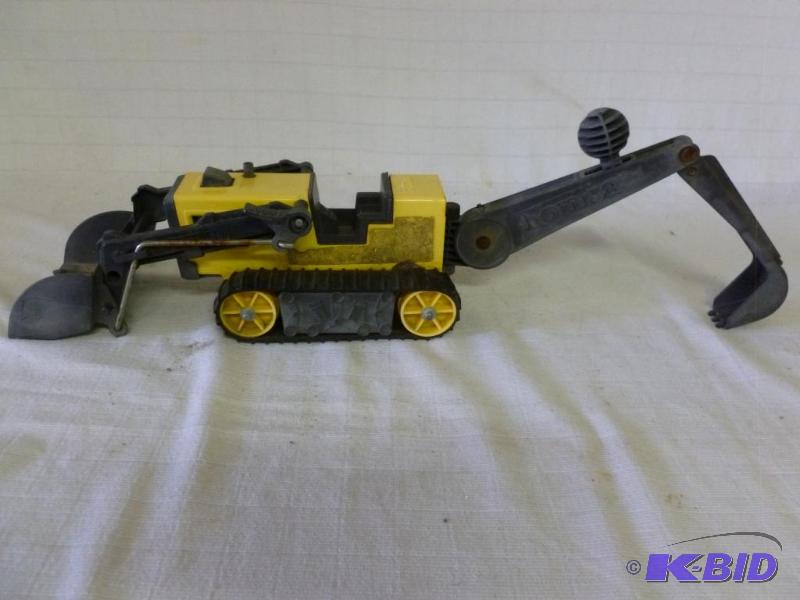 lot 170 image: Tonka&nbsprubber track and metal backhoe, me...