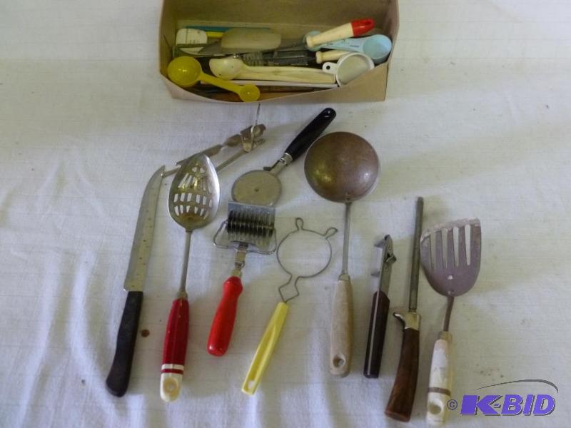 lot 186 image: Large lot of good kitchen utensils that inclu...