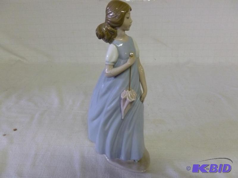 lot 59 image: Large Lladro&nbspporcelain women figurine th...