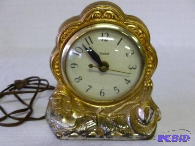 lot 73 image: Vintage United electric dresser clock model 3...