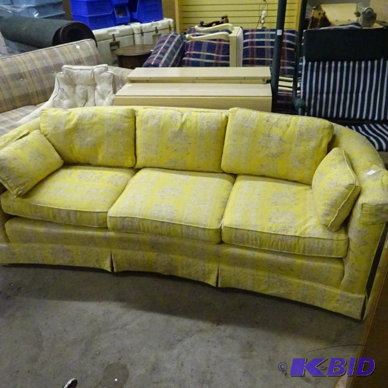 lot 104 image: Vintage full sized sofa couch. No tares...