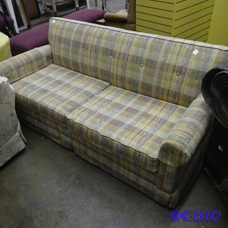lot 107 image: Full sized sleeper sofa. No tares...