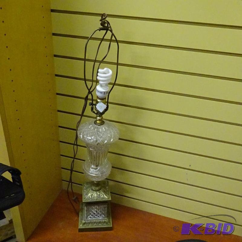 lot 113 image: Vintage glass and brass table lamp....