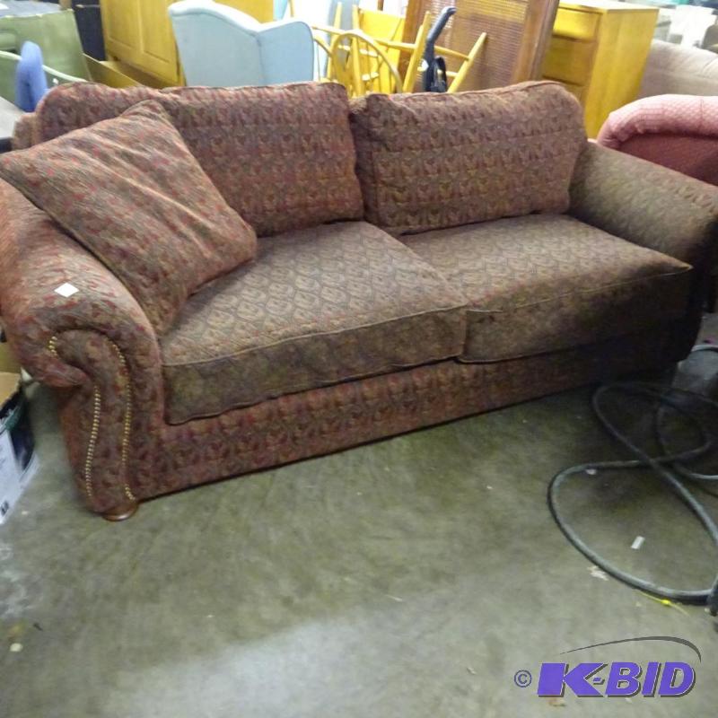 lot 121 image: Full sized sofa couch. No tares. Gabberts...