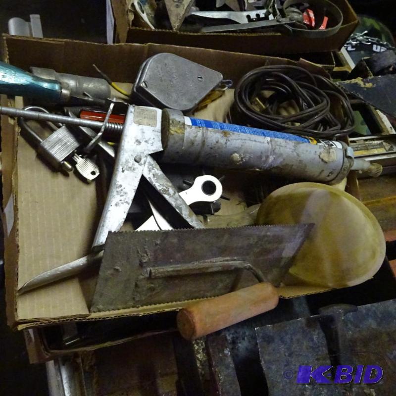 lot 20 image: Box of misc tools...