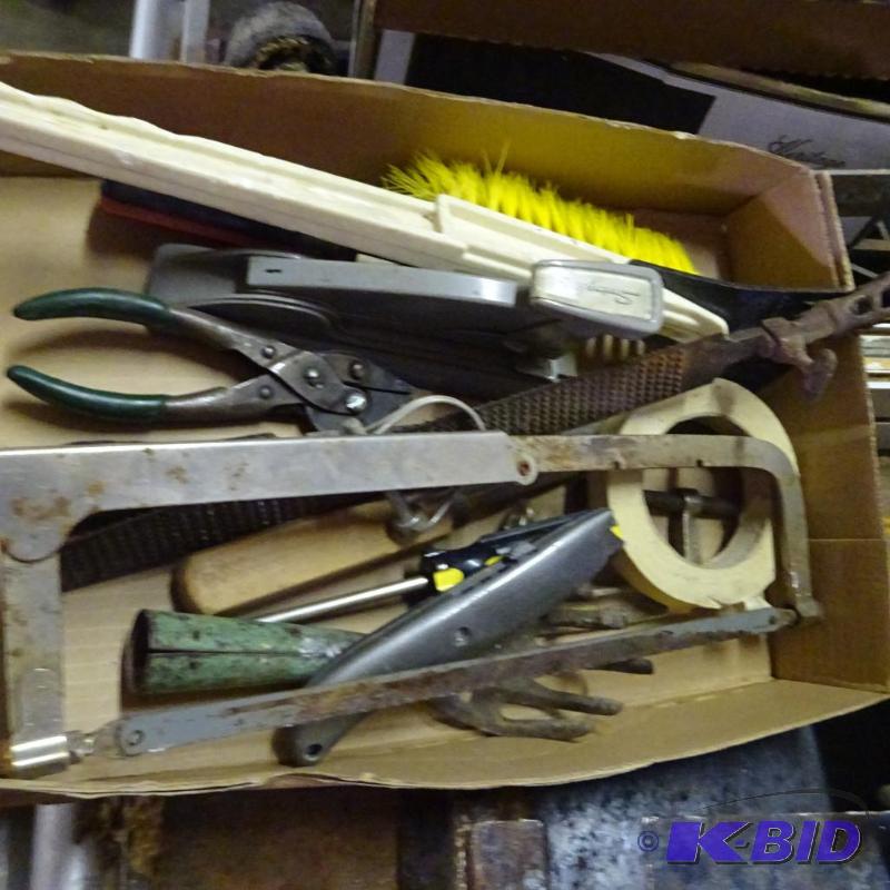 lot 21 image: Box of misc tools...