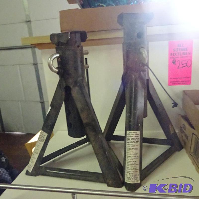 lot 41 image: 4000 lb jack stand set...